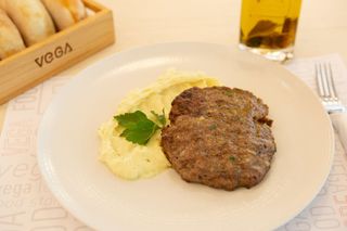 Faširana šnicla sa pireom