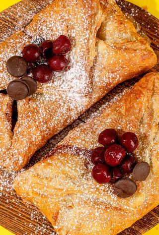 Слойка з вишнею та шоколадом