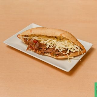 Bocadillo Carne Mechada Queso