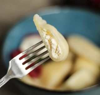 pierogi z twarogiem, malinami i białą czekoladą
