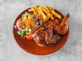 Pollo con ensalada y patatas (1/2 ud.)