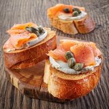 Брускети з слабосоленим лососем та сиром лобне, 3шт