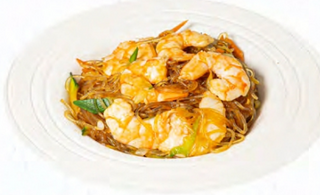 Spaghetti di riso con gamberi e verdure