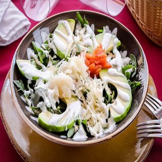 Ahumados Con Rúcula Y Aguacate En Salsa De Yogur Y Queso (Ración