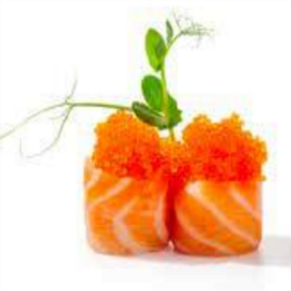 Gunkan De Salmón Y Tobiko