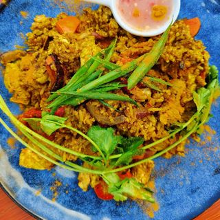 Ryż smażony na żółtym curry z kurczakiem