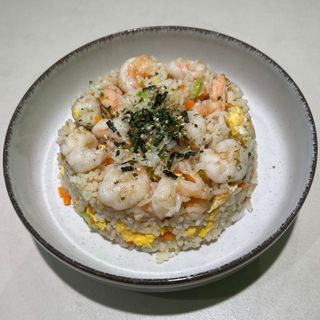 Arroz frito con gambas.