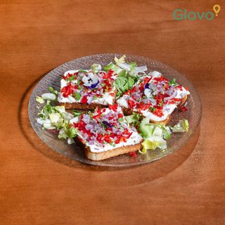 Bruschete cu cremă de brânză, ardei, ceapă și verdeață