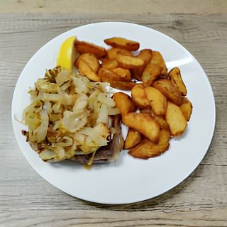 Подлучена вратна пържола с картофи соте