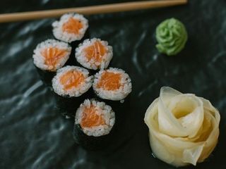 Hosomaki z łososiem (100g)