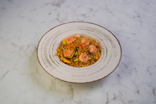 Yaki ramen con gamberi, uova e verdure