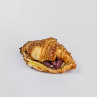 Croissant ibérico y queso