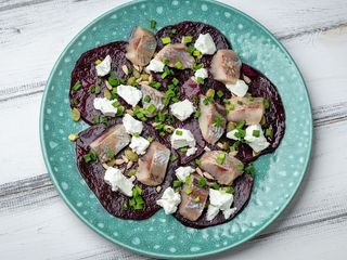 Запечений буряк з оселедцем та сиром Фета (165/50g)