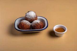 Пончики с карамельным соусом.