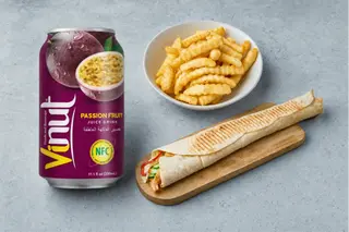 Rollo kebab tortilla, Napój o smaku marakui, frytki