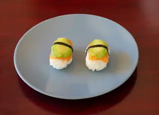 464. Sushi de salmón con aguacate (2 pcs)