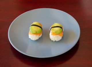 464. Sushi de salmón con aguacate (2 pcs)