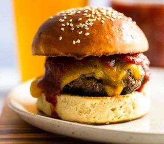 Menu Humburgar  com molho barbeque 