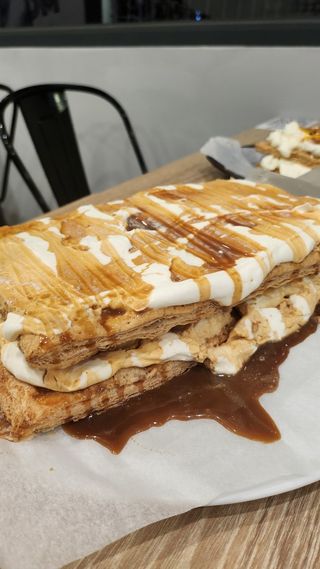 Milhojas caseras dulce leche platano galleta nata