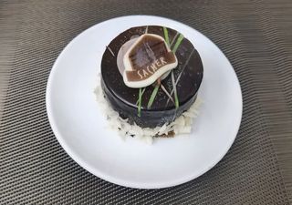 Sacher negro con té verde