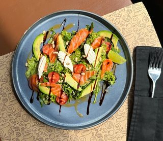 Салат зі слабосолоним лососем і авокадо (275г)