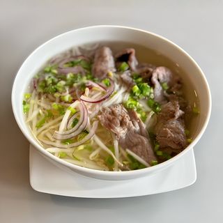 Zupa Pho z wołowiną i kurczakiem