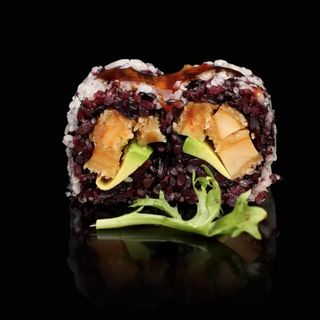 153-black roll pollo y aguacate