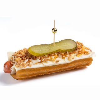 FRANKFURT, QUESO Y CEBOLLA CRISPY Y PEPINILLOS