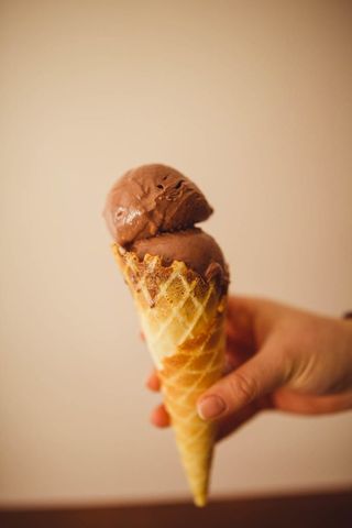 Натурален занаятчийски сладолед Черен веган шоколад