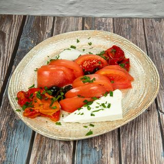 Салата с Розов Домат и Биволско Сирене (350г)