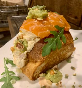 Brioche Sanday salmón y aguacate 