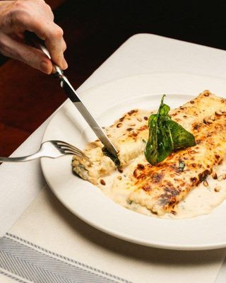 Canelons d'espinacs amb panses i pinyons