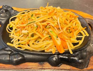 Spaghetti di grano con frutti di mare alla piastra