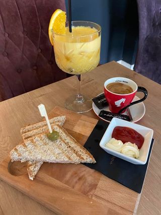 Kava po izboru, cijeđena naranča 0,3 l i tost