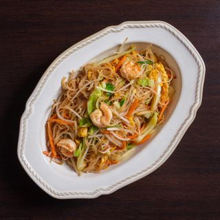 126. Spaghetti di riso saltati con gamberi e verdure