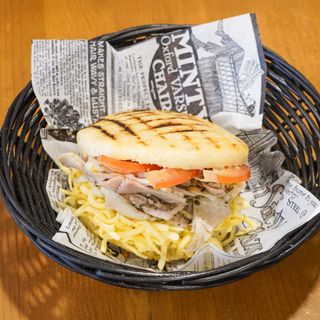 Arepa de Pernil, tomate y queso