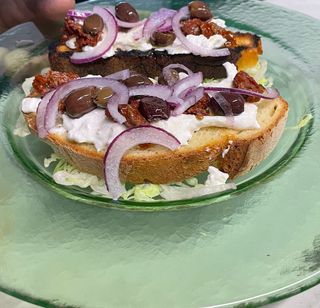 Bruchetta con burrata, pomodori secchi, olive taggiasche, cipolla