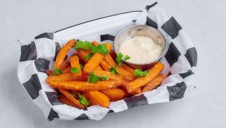 Frytki z batata z sosem toum