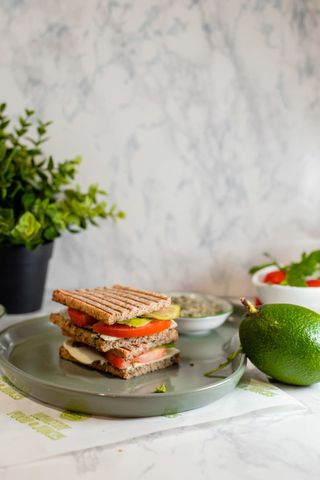 Simply the Best - сандвич с авокадо и моцарела