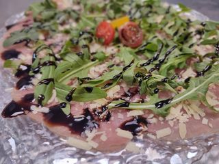 Carpaccio de Solomillo con Parmesano, Rúcula y Aceto