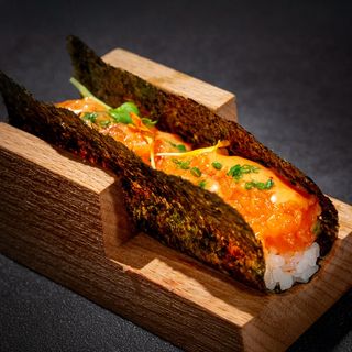 Temakizushi spicy salmon 1 pezzo