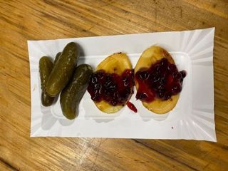 Oscypek z żurawiną i ogórkiem