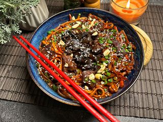 Локшина Дань Дань з телятиною (400g)