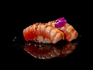 Nigiri con ventresca di salmone scottato