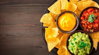 Nachosy, sos serowy i salsa