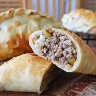 Empanada 4 quesos (1 und)