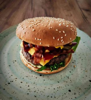 Burger Klasyczny (zestaw z frytkami)