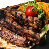 Свински ребра на барбекю с печени картофи 600 г