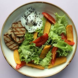 Теплий салат зі свинною вирізкою (220г)