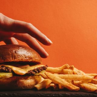 BURGER DZIECIĘCY + FRYTKI 100G